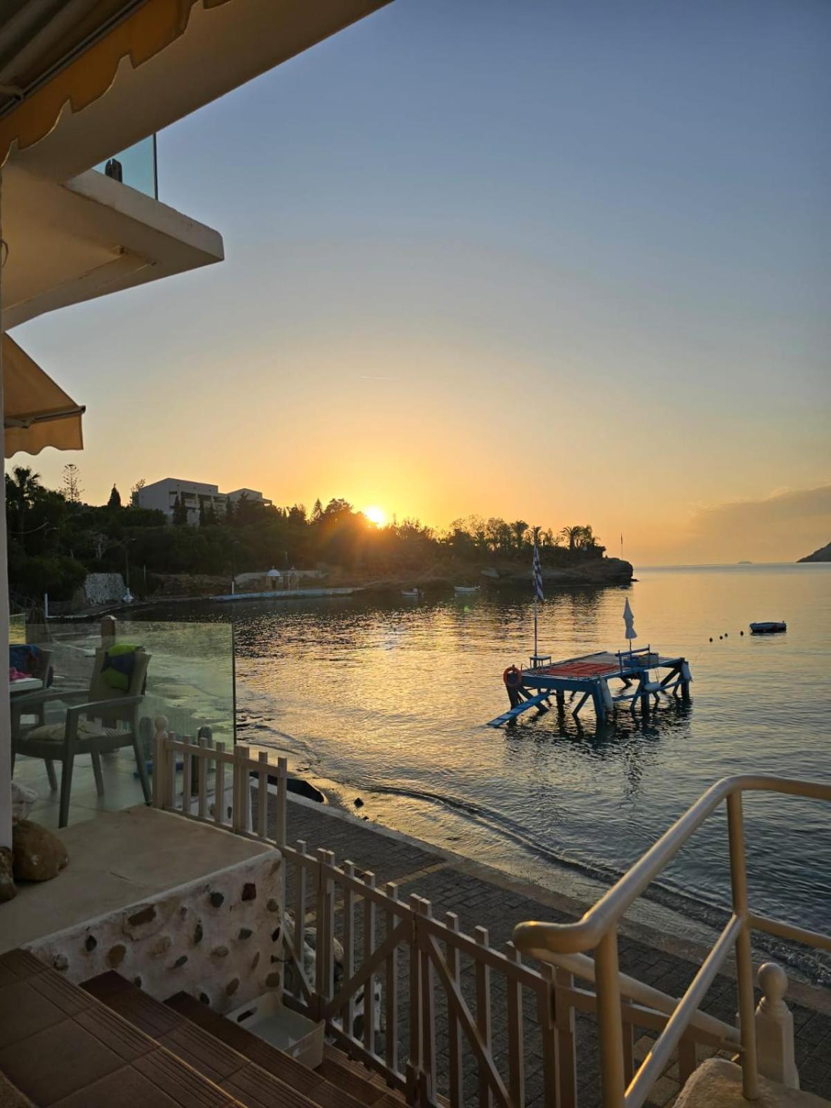Komissa΄S Beach House Agia Pelagia Eksteriør billede